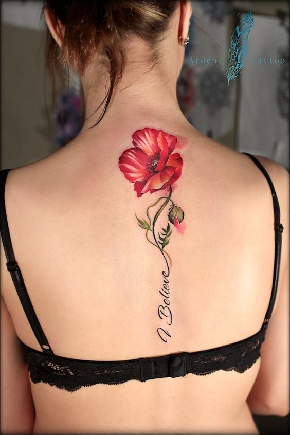 304 tatuagens nas costas Flor de papoula vermelha intensa com haste de botão e palavra Believe Believe