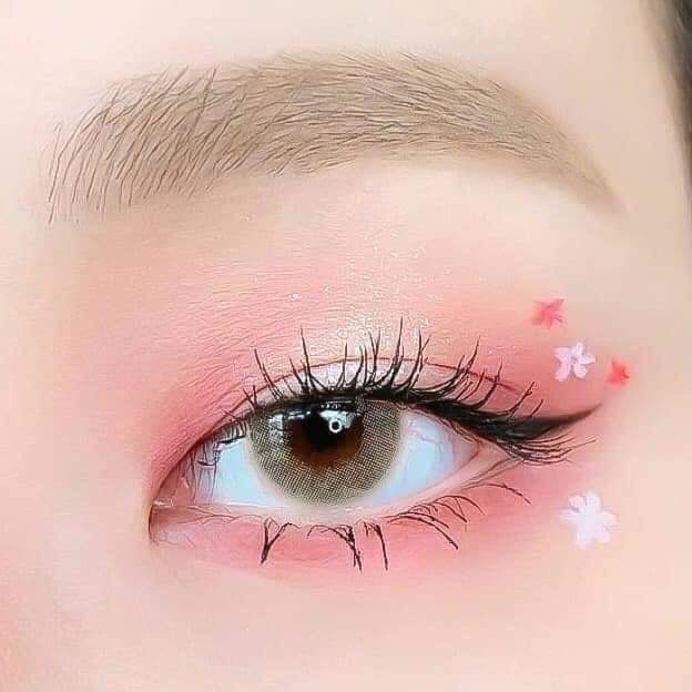 31 Eyeliner rose avec petites fleurs