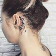 32 Tattoos hinter dem Ohr Lotusblüten als schwarze Ornamente mit Anhängern
