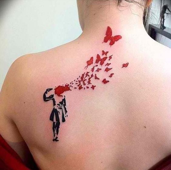 36 Tatuaggi posteriori per donne Arte della testa di un uomo che esce con farfalle rosse