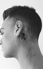 39 Tattoos hinter dem Ohr in Rose Man in komplett Schwarz