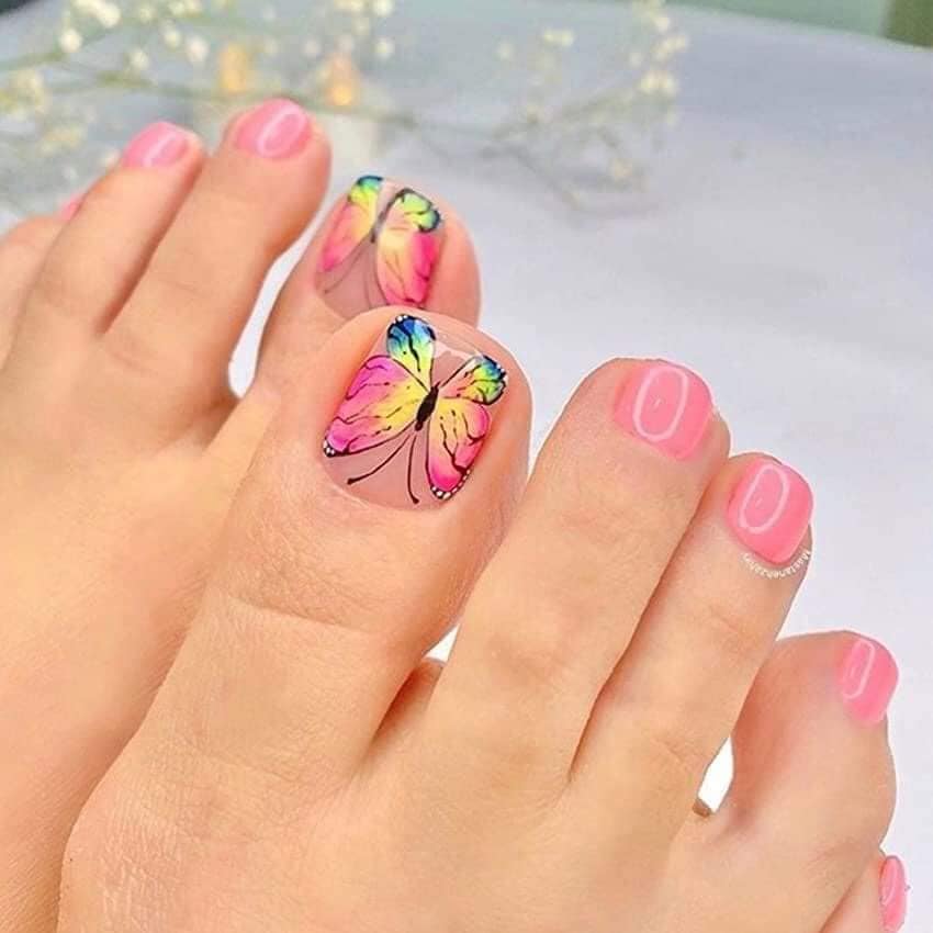 4 Dessins de pieds avec papillon bleu jaune rose