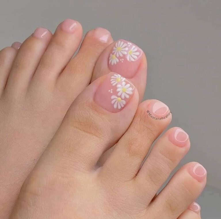 4 TOP 4 Designs of feet with delicate white and yellow daisy flowers 768x762 1
