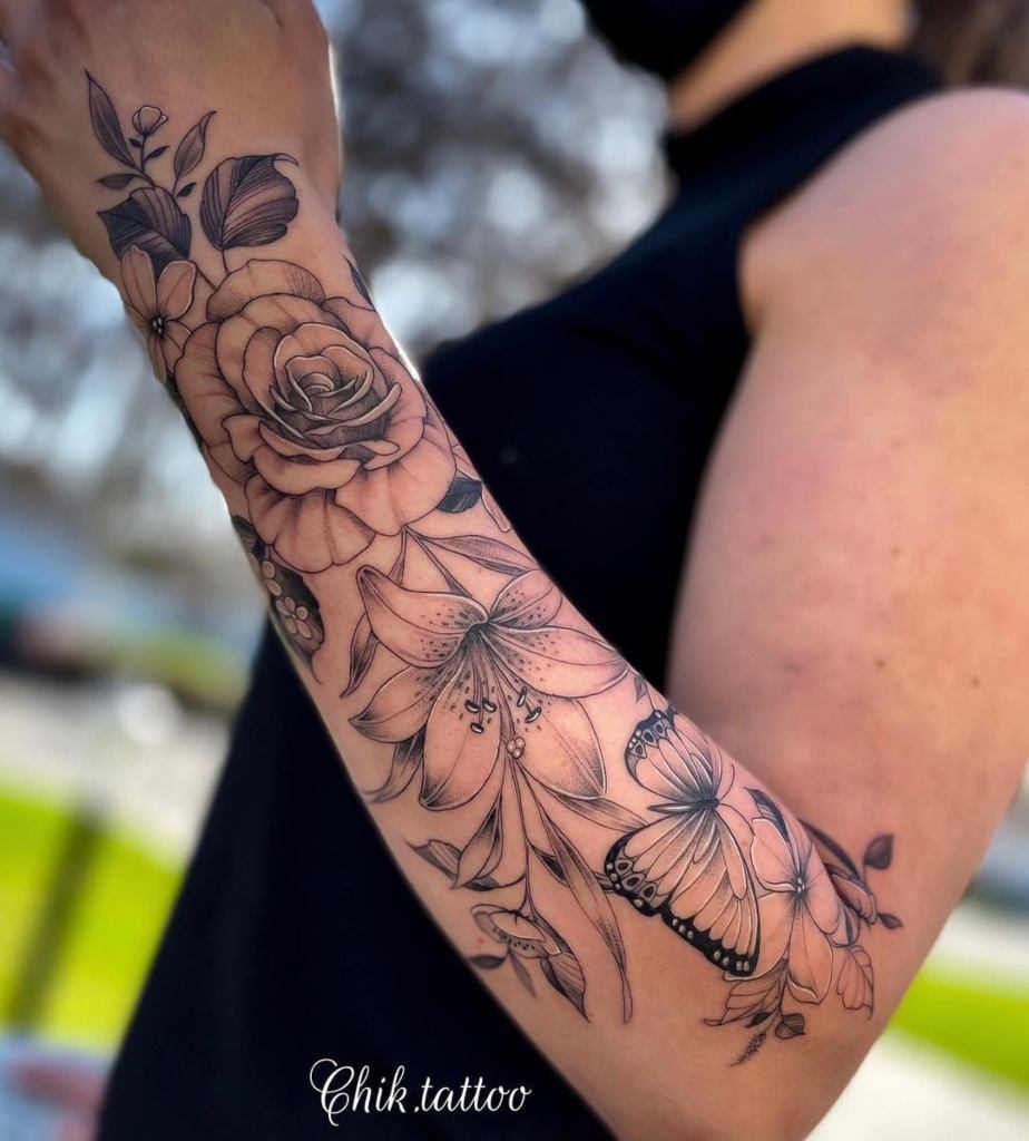 40 Ärmel Tattoo Blumenmotiv mit Schmetterlingsblättern auf dem Unterarm BlackWork