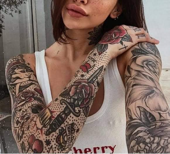 49 Vollärmliges Tattoo einer Frau mit rotem und schwarzem Dolch, gepunkteten Rosen, Frauengesicht, Kirschen