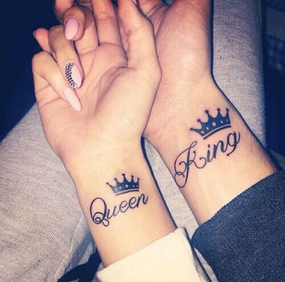 5 TOP 5 Tatuajes de Coronas en pareja en ambas munecas con las palabras Queen reina y King Rey