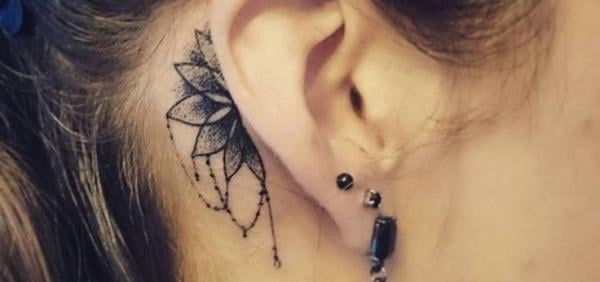 5 TOP 5 Tatuajes detras de la Oreja Flor de Loto con colgantes en negro disimulado pequeno