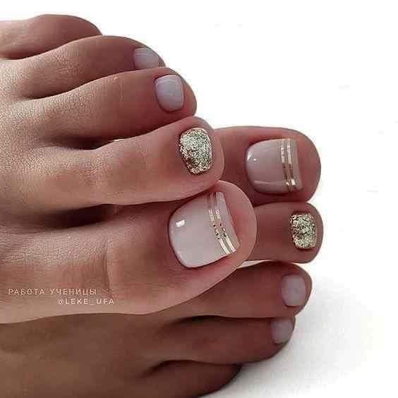 7 Décoration d'ongles de pieds naturels avec des rayures et des paillettes dorées et argentées