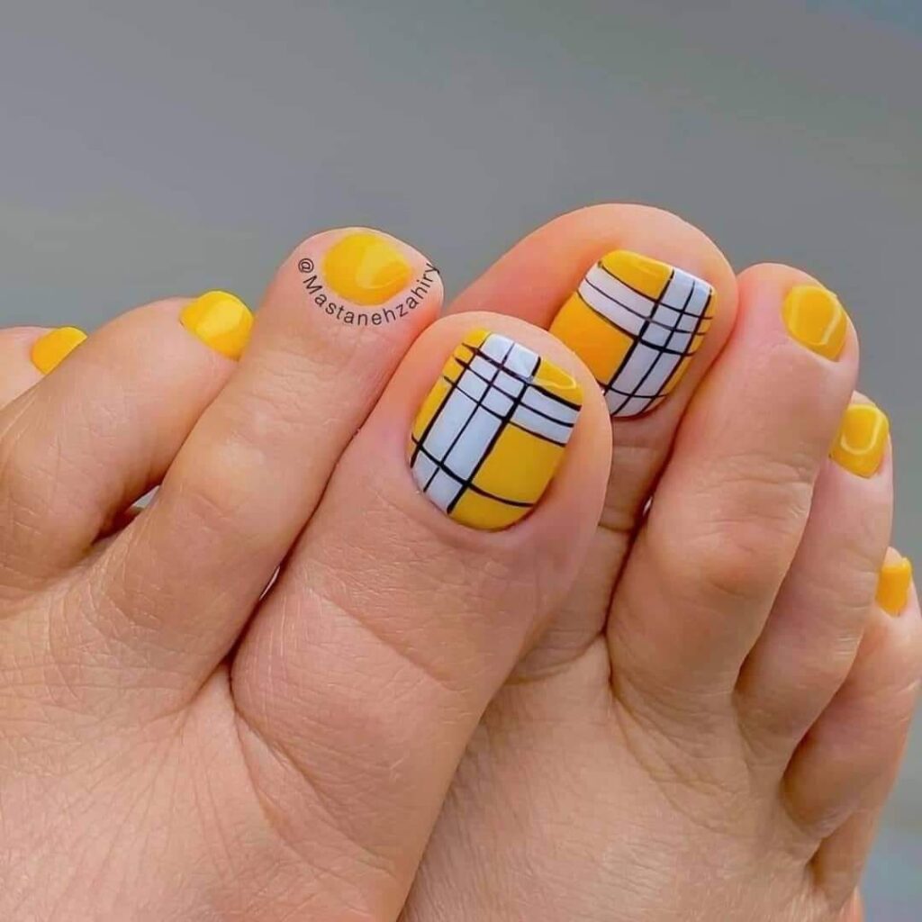 83 Alcuni piedi gialli decorati con quadrati bianchi e linee nere