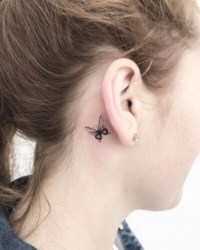9 Tatuajes detras de la Oreja Mariposa trazo fino negra