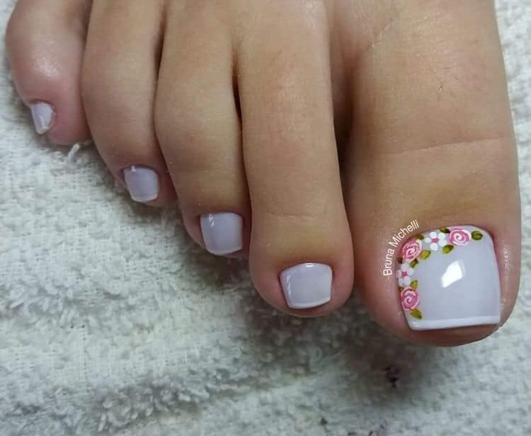 Unghie bianche per i piedi con dettaglio di bouquet di fiori