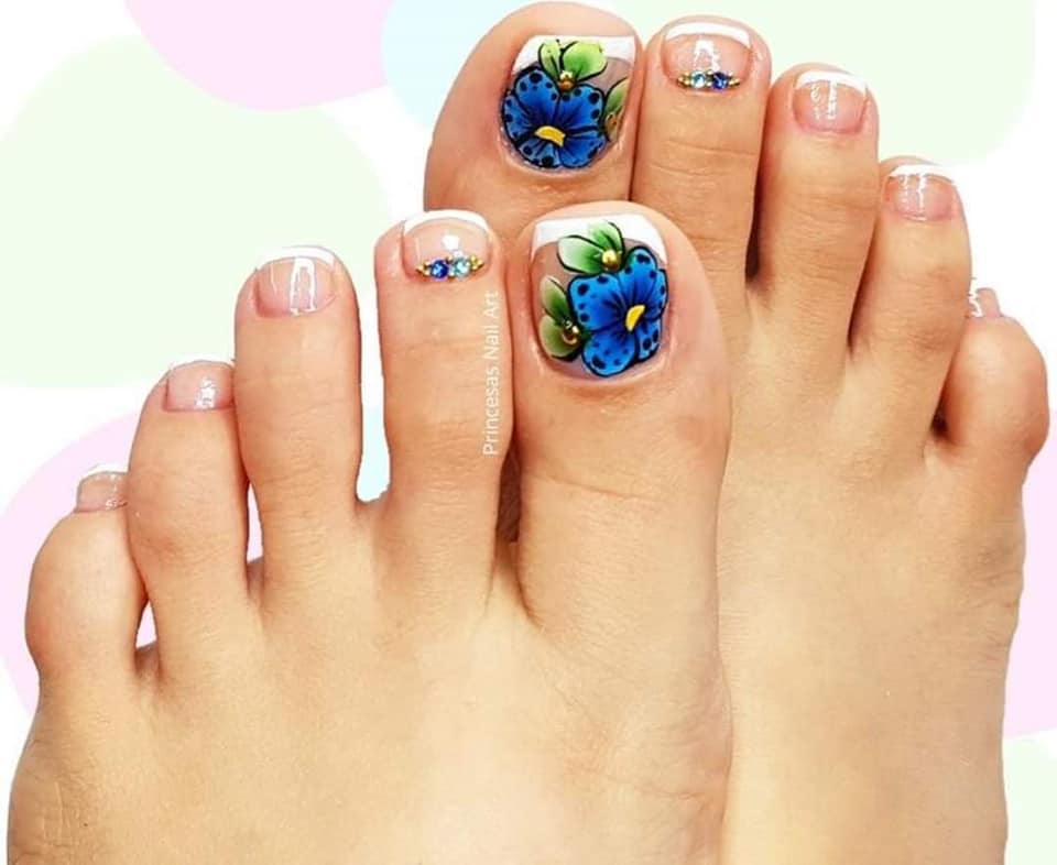 Unghie dei piedi rosa con bordo avorio e alluce con fiore blu e verde