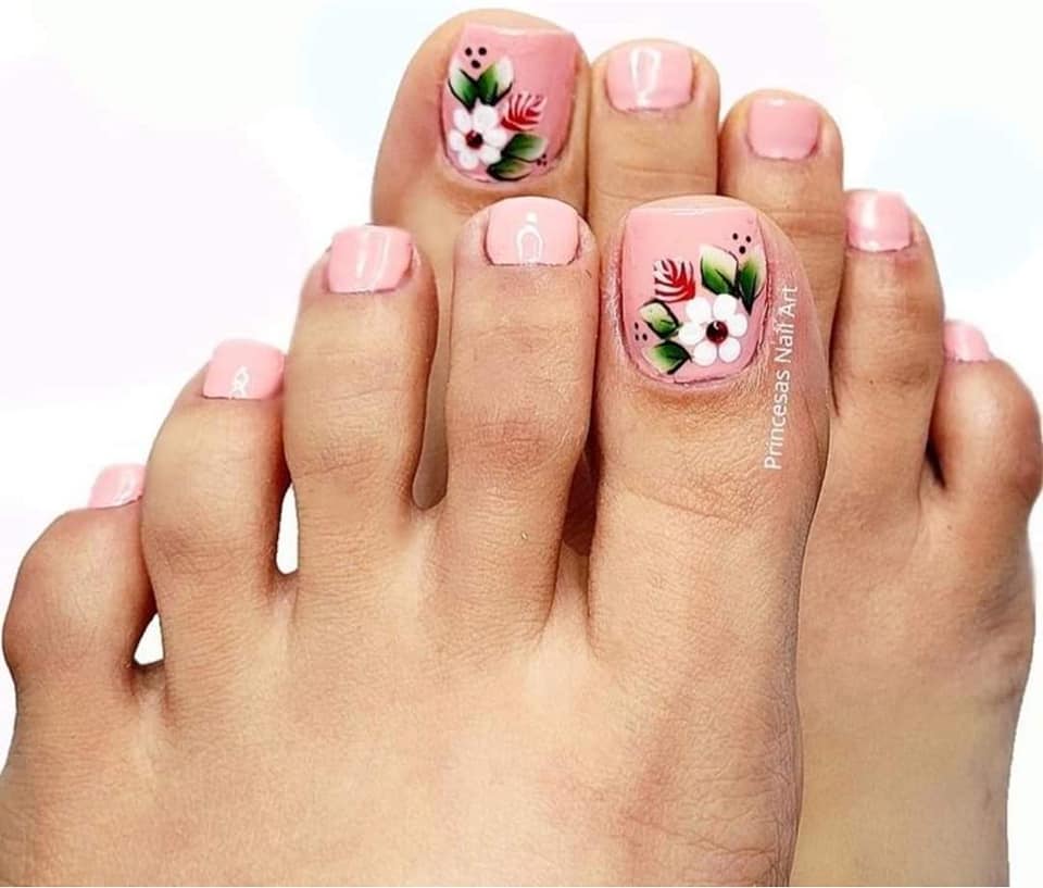 Nail Unas de Pies rosas con flor blanca hojas verdes en dedo mayor