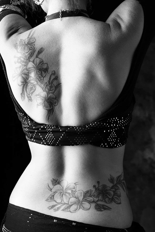 Tatuajes Espalda Mujer Hermosos Ramos de Flores negras en el omoplato izquierdo y en la espalda baja derecha
