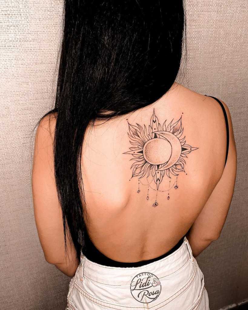 Tatuajes Espalda Mujer Hermosos Sol y Luna en contorno negro con Adornos de llamador de angeles