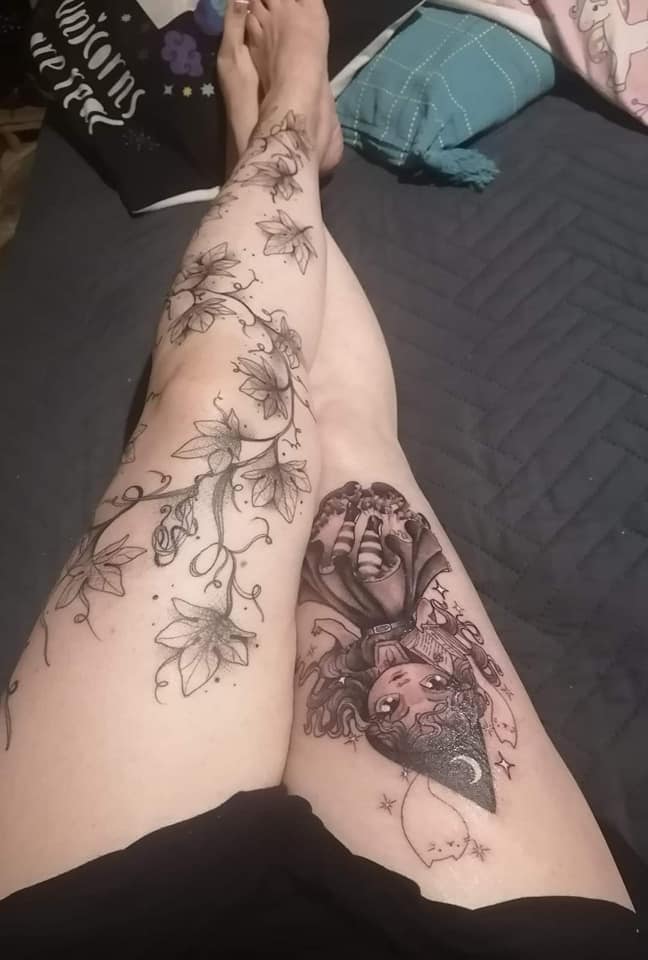 Tatuajes Mujer mas gustados en ambas piernas en una ramas de helechos y en otra hada dibujo realista todo en negro