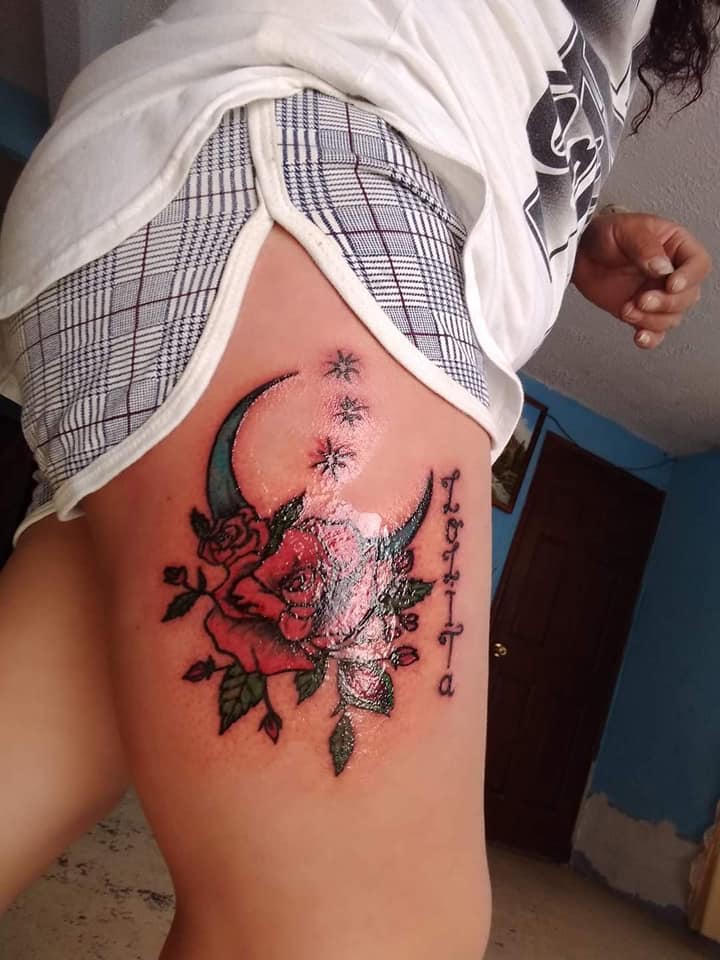 Tatouages de femme les plus aimés sur la cuisse lune intense roses étoiles inscription lolita