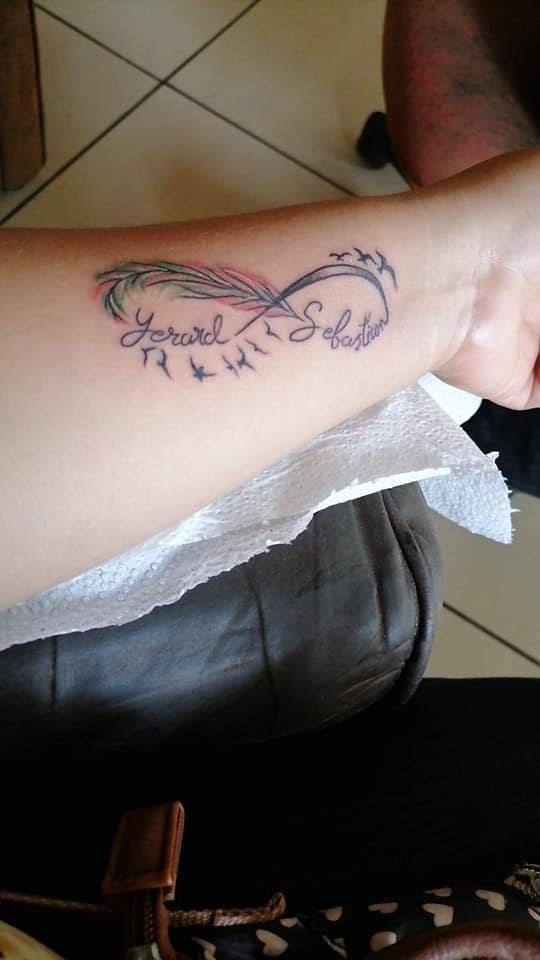 I tatuaggi femminili più apprezzati sono l'infinito, realizzati con piume di uccelli e nomi Yerard e Sebastian sull'avambraccio