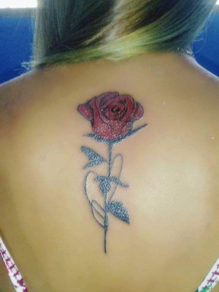 I tatuaggi femminili più apprezzati sono una rosa rossa sul retro