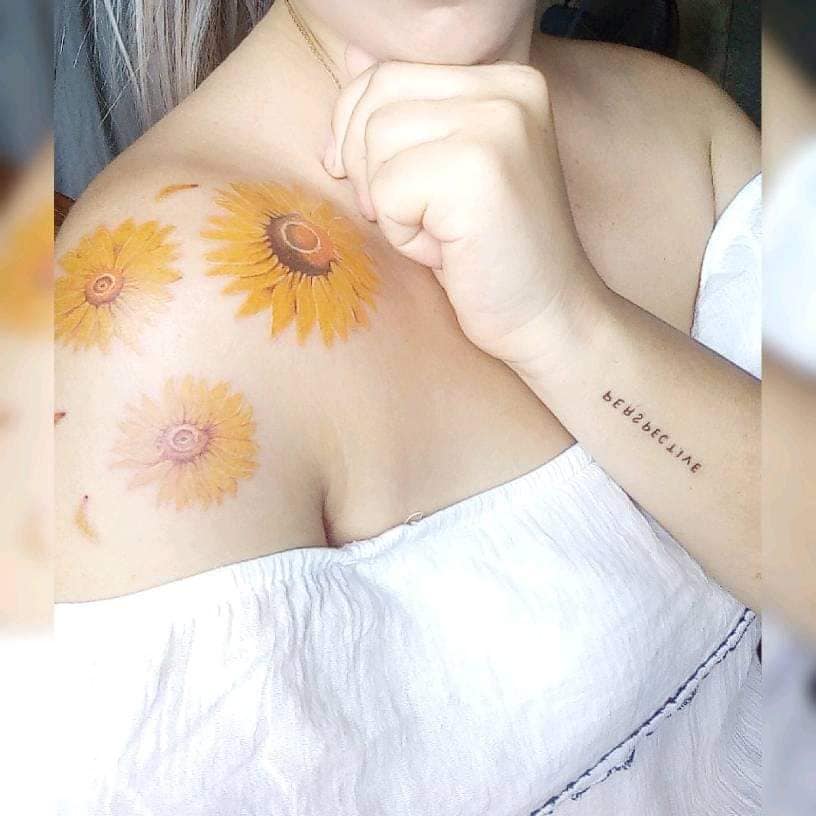 I tatuaggi femminili più apprezzati sono tre bellissimi girasoli sulla spalla