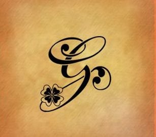 Tatuajes con la letra G ge con adornos y trebol boceto plantilla