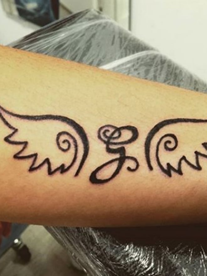 Tatuajes con la letra G ge con alas de angel