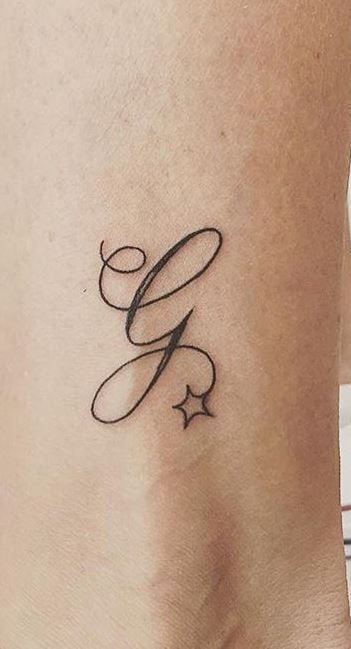 Tatuajes con la letra G ge imprenta minuscula trazo fino con estrella