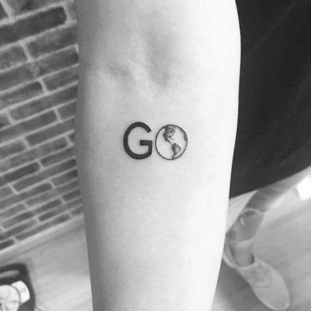Tatuajes con la letra G ge mayuscula imprenta pequena con mundo