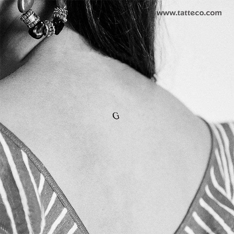 Tatuajes con la letra G ge pequenisima en espalda