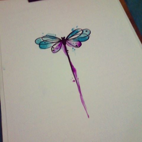 Pequenas tatuagens de libélula em aquarela em esboço violeta e azul claro