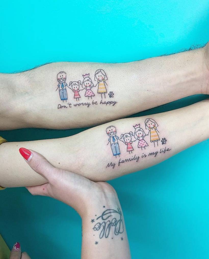 Tattoos für Mütter und Kinder. Karikaturen von Mutter, Vater und zwei Töchtern im Arm mit der Aufschrift „Mach dir keine Sorgen, sei glücklich, mach dir keine Sorgen, sei glücklich und meine Familie ist mein Leben, mi familia es mi vida“.