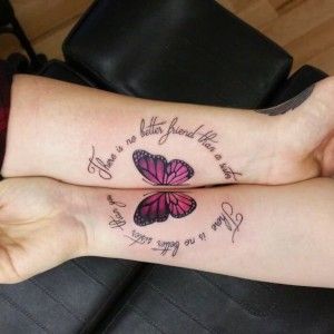 Tattoos für Mütter und Kinder. Lilafarbener Schmetterling, jede Hälfte auf der Mutter und die andere auf dem Handgelenk der Tochter, Inschrift im Kreis