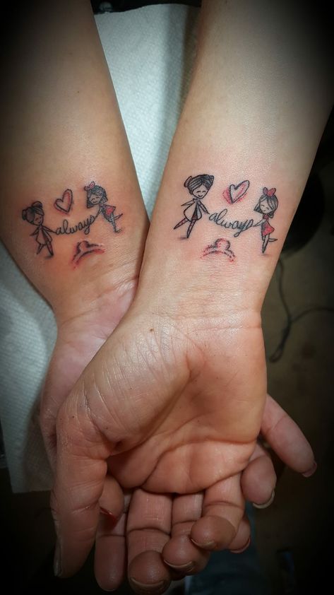 Tattoos für Mütter und Kinder an den Handgelenken von Mutter und Tochter, die das Wort „Immer“ und „Herz für immer“ halten