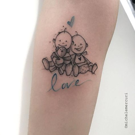 Tattoos für Mütter und Kinder, wunderschöne Karikatur eines Babys, eines mit Teddybär im Arm und mit dem Wort „Love“ in hellblauer feiner Linie auf dem Unterarm