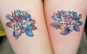 Tatuagens para mães, filhos e família, flores de lótus coloridas nos braços de um homem e uma filha, mãe e filha