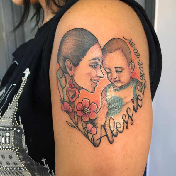 Tatuajes para Madres Hijos y Familia Realista en Brazo retrato de madre y hijo con flores nombre y fecha Alessio