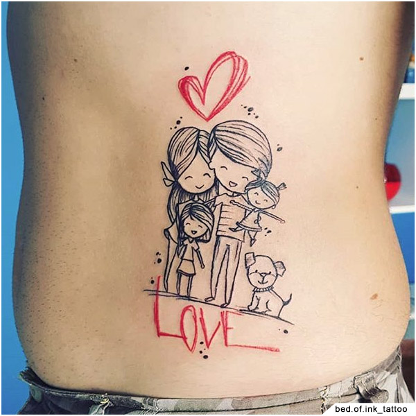 Tatuaggi per mamme, bambini e famiglia, caricatura sul lato dell'addome, madre, padre, due figlie e cane a matita con la scritta AMORE e CUORE in rosso