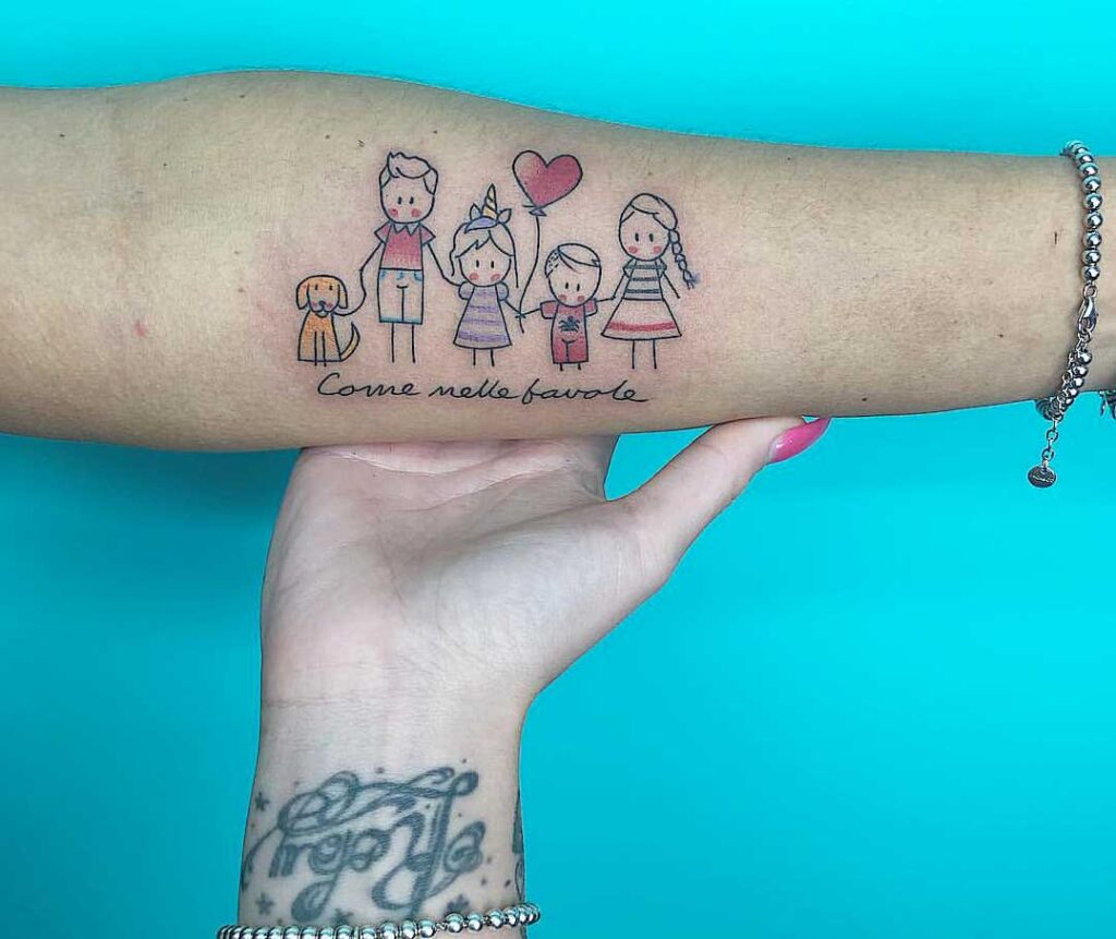 Tattoos für Mütter, Kinder und Familie auf dem Unterarm, Cartoon mit Mutter oder Vater, zwei Töchtern und einem Sohn und Hund mit Herzballon-Aufschrift „Eat melle favore“ wie im Märchen