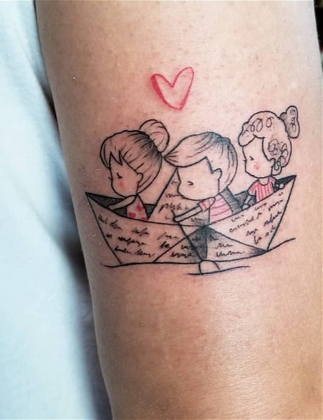 Tattoos für Mütter, Kinder und Familie im Papierboot, drei Kindern und Herz im Arm