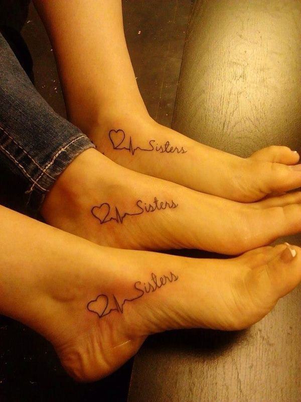 Tatuagens para mães, filhos e família três irmãs no pé eletro coração e palavra irmãs