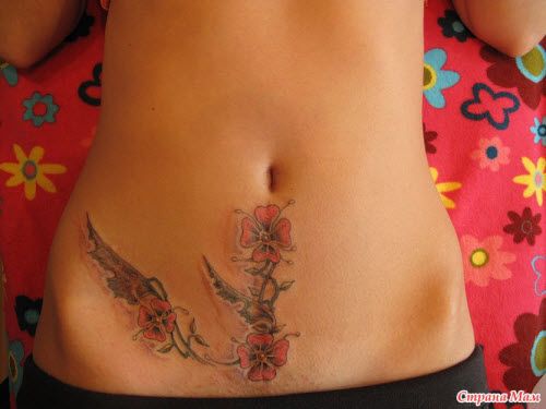Tatuajes para tapar cesarea Vertical Flores rojas y ramas