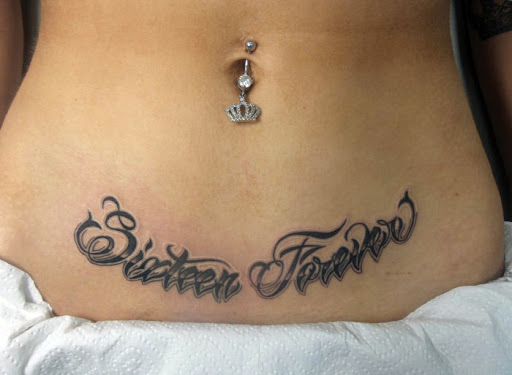 Tatuajes para tapar cesarea horizontal con la inscripcion en ingles sixteen forever dieciseis por siempre