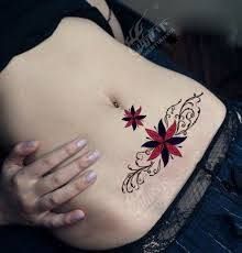 Tatuajes para tapar cesarea horizontal flor de color rojo y negro alternado y adornos