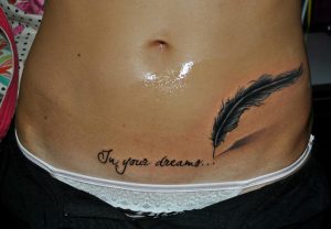 Tatuajes para tapar cesarea horizontal pluma escribiendo In Yours dreams En tus suenos