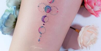 1 TOP 1 Estudio Alynana Tattoo CDMX Fases lunares en antebrazo con lineas punteadas crices estrellas circulos en violeta y azul