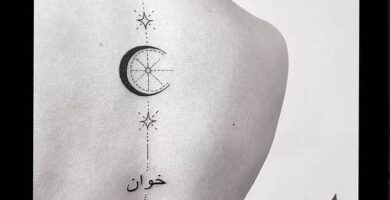 1 TOP 1 Karma Ink Collective Tatuaje Unalome Luna Estrellas Letras Arebes a lo largo de la columna Autor Gina Zajec
