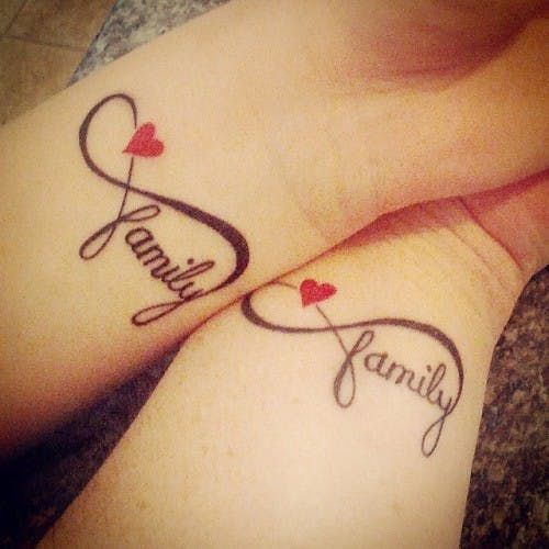 1 TOP 1 Tattoos Love Infinite Love على معصمين مقترنين مع نقش مكتوب بأحرف صغيرة لكلمة عائلة وقلوب مليئة باللون الأحمر