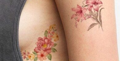 1 TOP 1 Tatuajes de Flores en las Costillas Ramo de flores rosadas y salmon con hojas verdes y continuando en el brazo