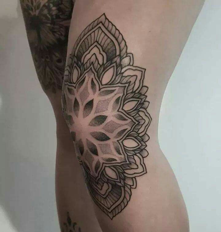 1 TOP 1 Tatuaggi al ginocchio Fiore di loto con centro vuoto e foglie simmetriche 1