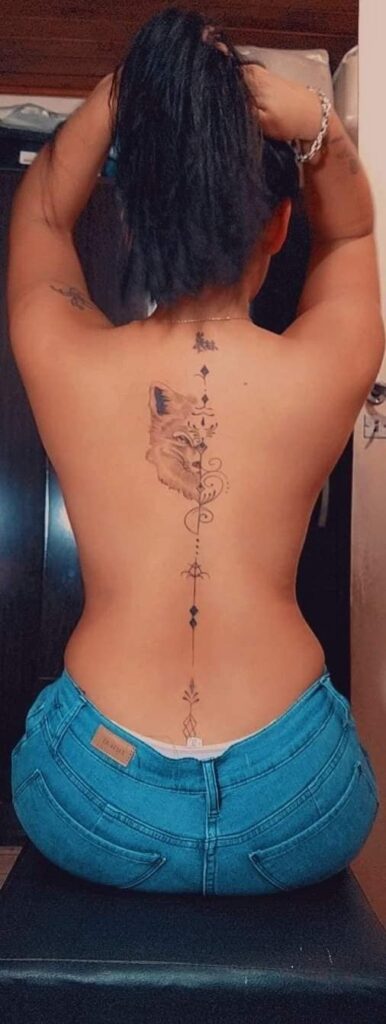 1 TOP 1 Tattoos für Frauen, die am beliebtesten sind Halbes Löwengesicht auf dem Rücken Pfeil entlang der Wirbelsäule